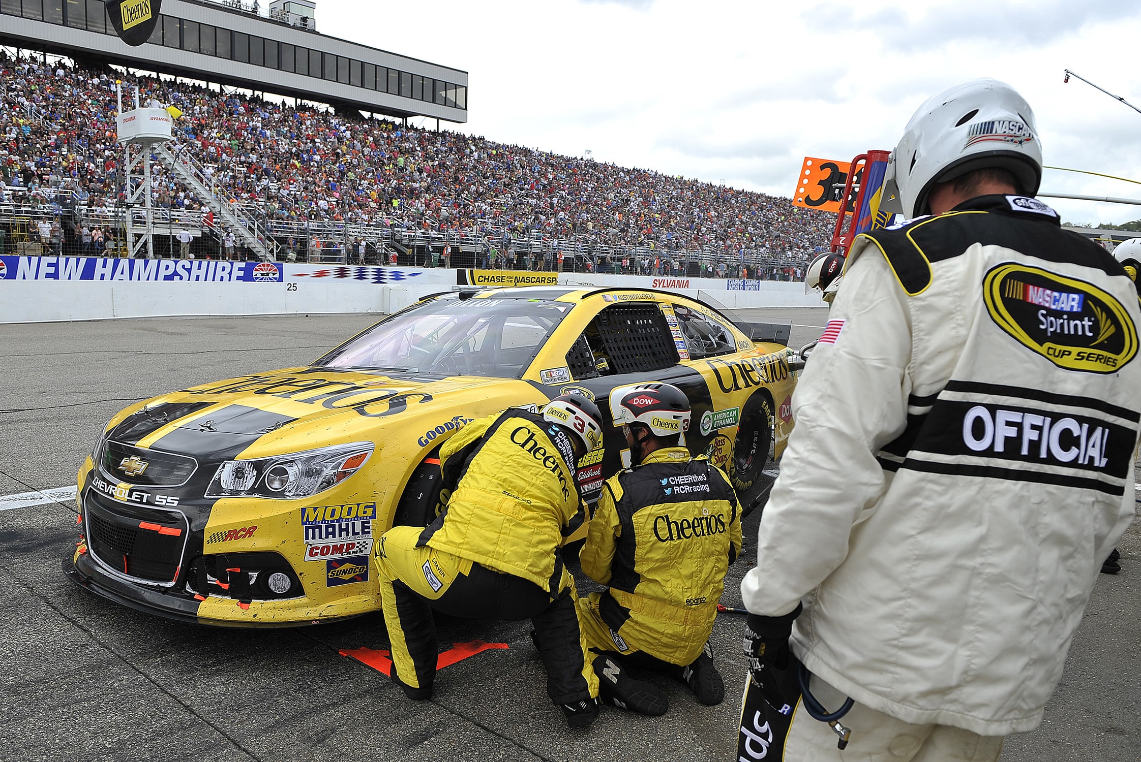 yellow race car during Sylvania 300