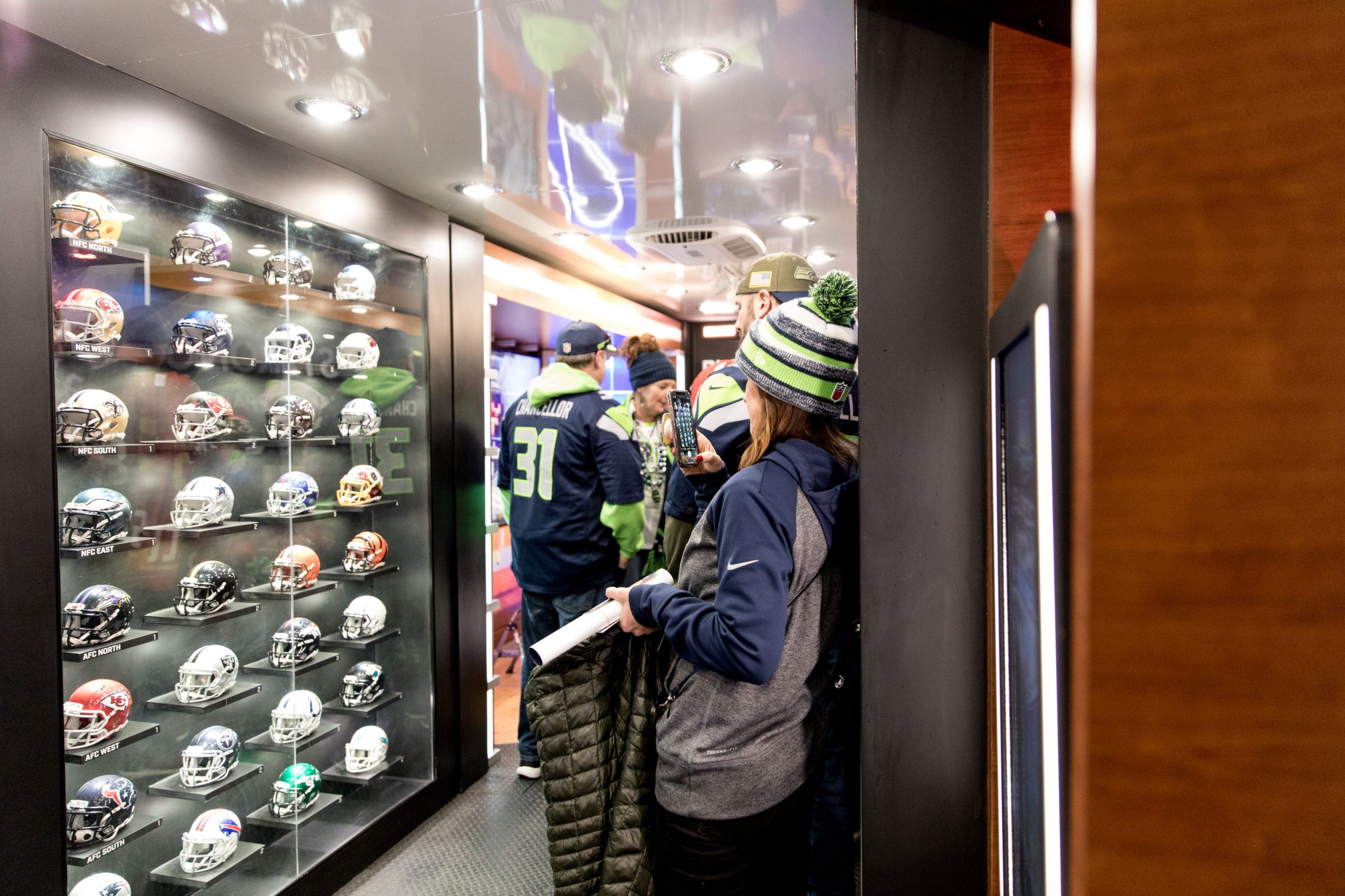 SNF - Mini Helmet Wall with Fans